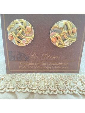 Vintage Leo” Diseno’s tricolor stud earrings